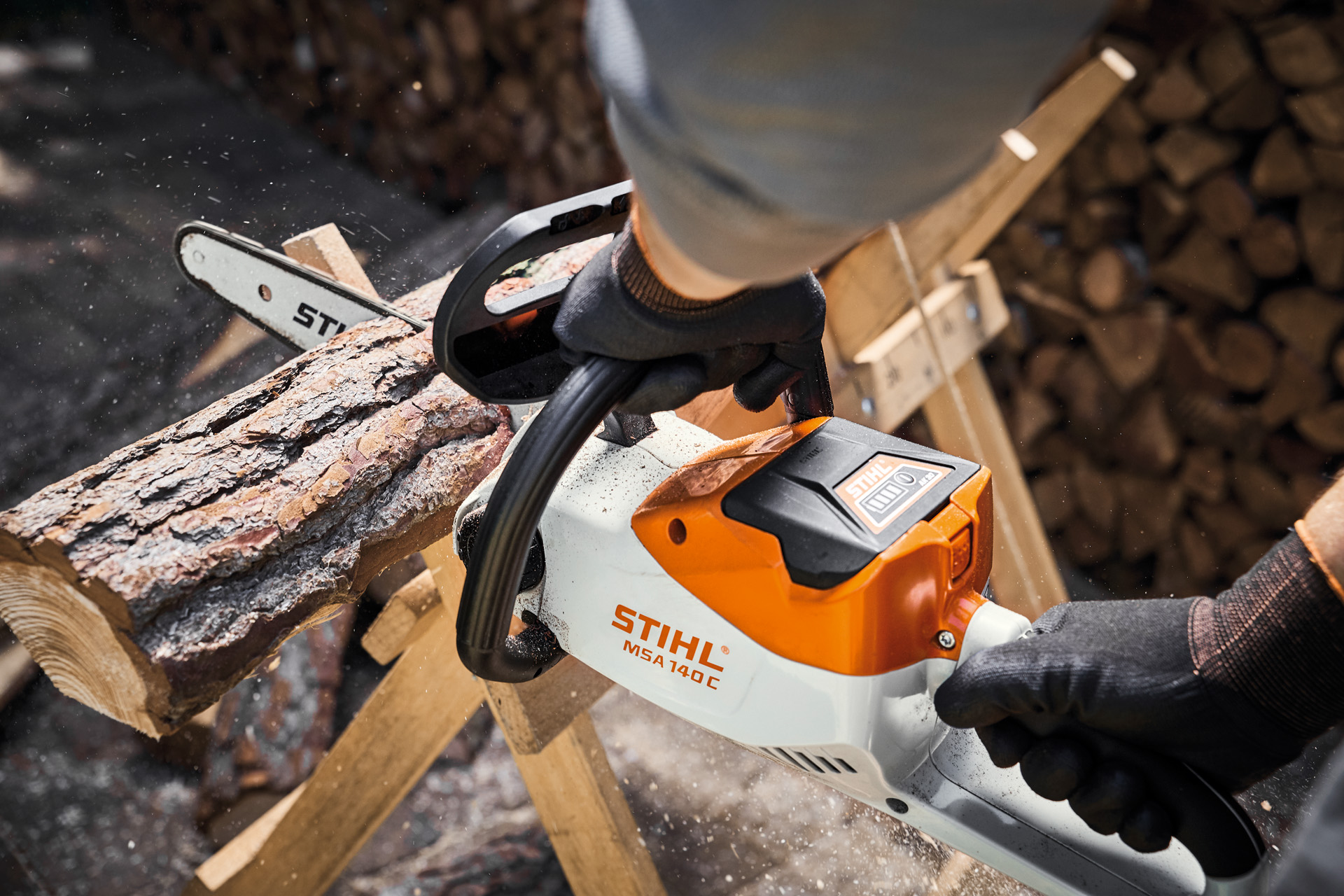 A tree trunk is sawn with the STIHL cordless chainsaw